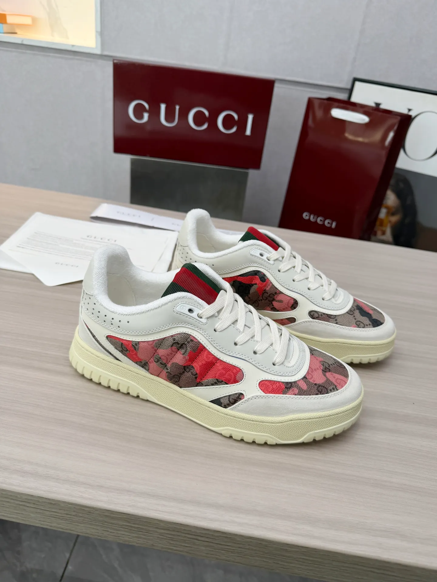[G Home] P: 600💰 Men's Size: Men's 39-44 (45 custom-made) 🆕2025.GUCC Gucci original order quality The latest popular high and low top distressed couple sneakers series are shipped. Original purchase, development and production. This high and low top sneakers adopt a basketball-style silhouette design, cleverly integrated with hollow panels and distressed effects, showing unique ingenuity. The ingenuity incorporates brand logo details such as interlocking Double G styling accessories and Gucci lettering, a low-key tribute to the brand's design heritage. Exquisite packaging at the delivery counter 🛍📦 ▪️ Fabric: Original customized imported first-layer cowhide ▪️ Inner lining: Imported first-layer cowhide ▪️ Sole: Original molded two-color TPU sole ▪️ Sole thickness: 3cm
